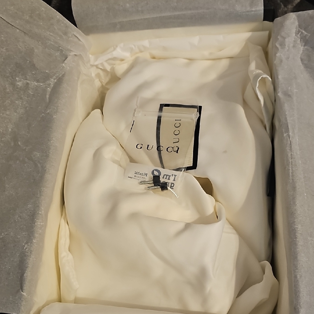 Gucci White and Red Heels with Elegant Design - Picture 6 of 7